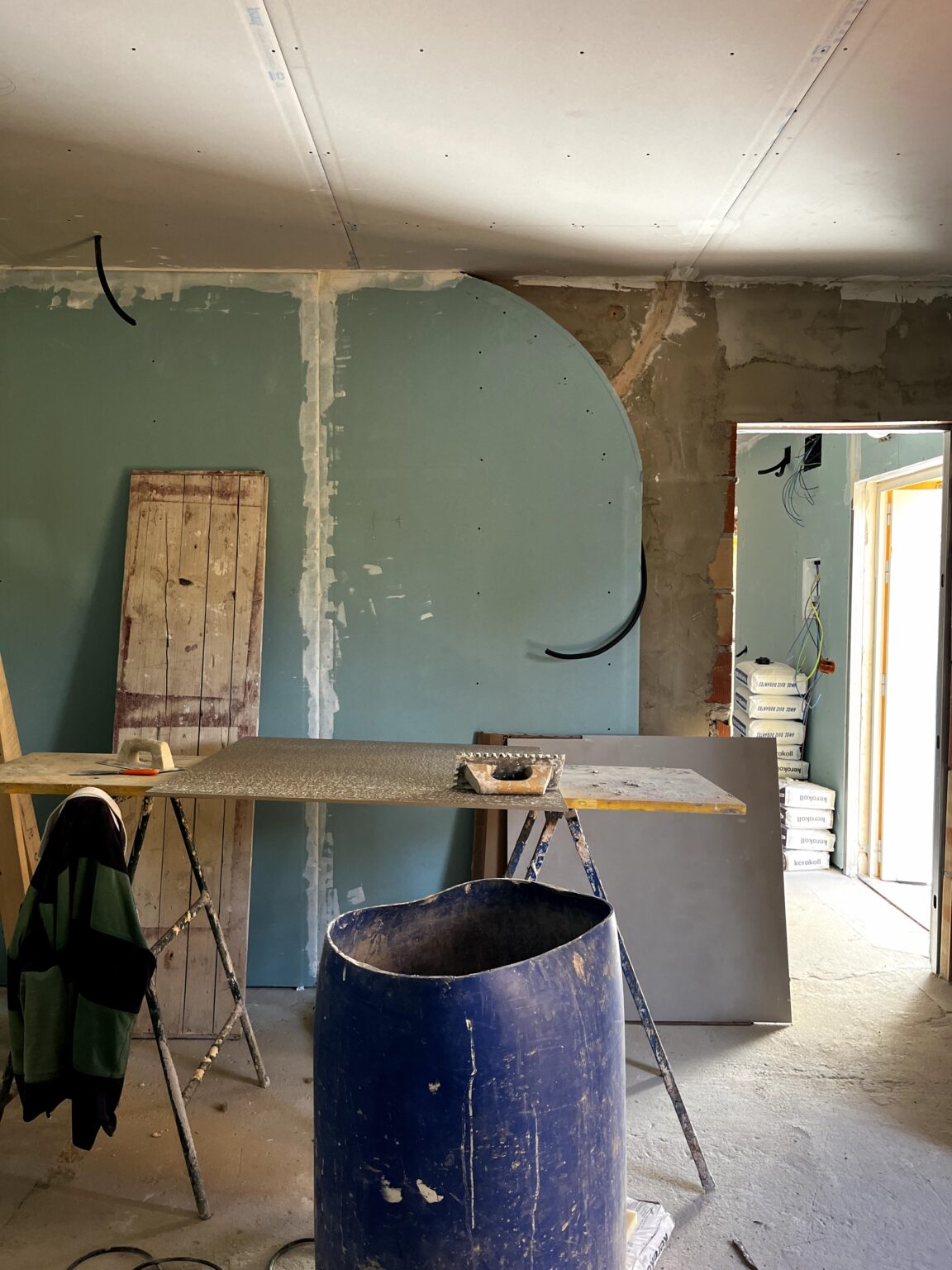 Reforma de baño moderno en Málaga con plato de ducha y acabados impecables