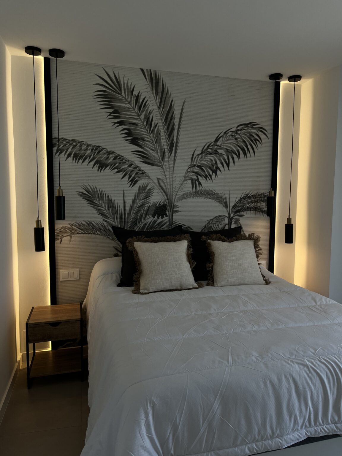 Reforma de dormitorio principal con acabados profesionales de pintura y suelos